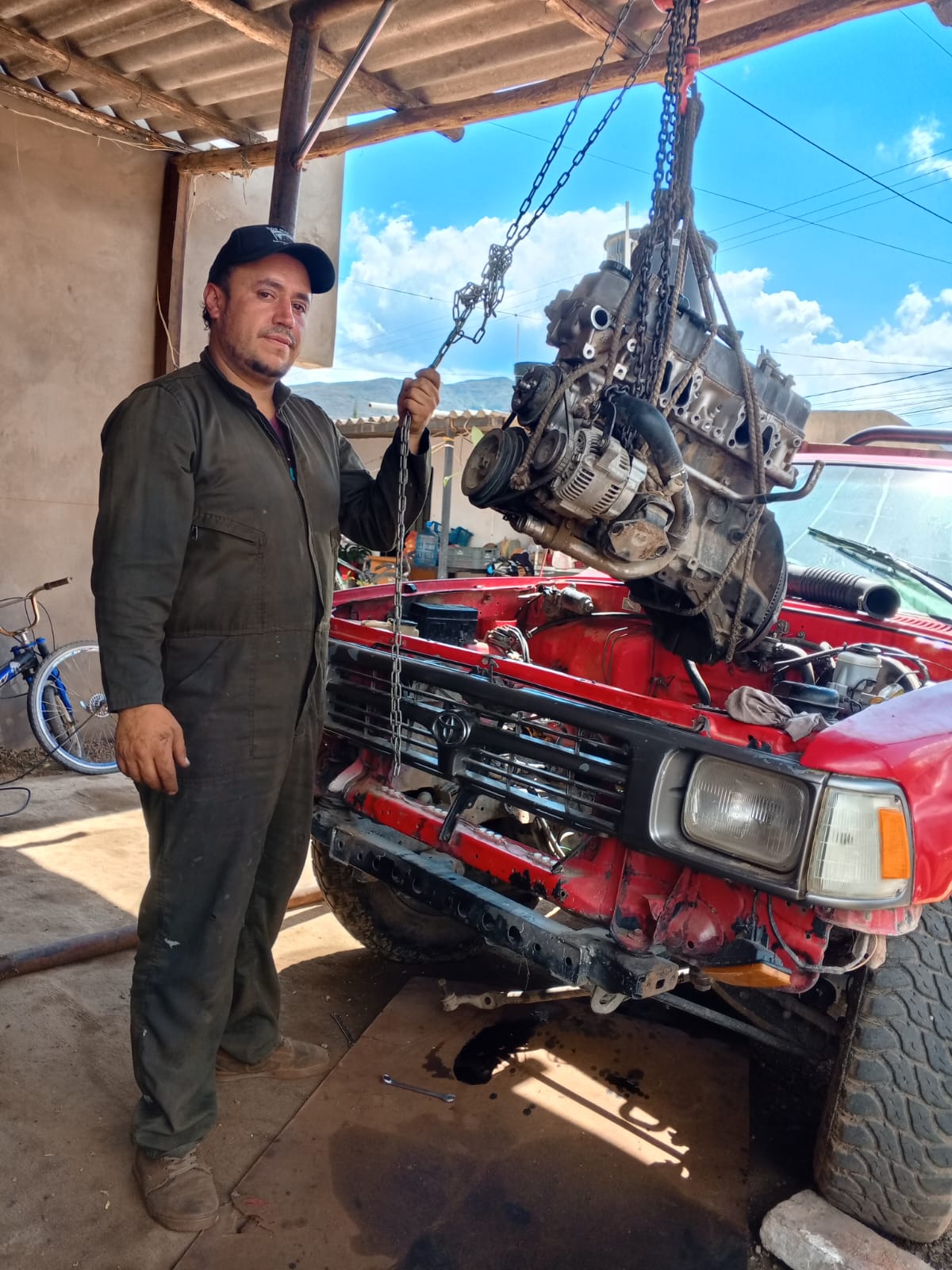 Extraccion de motor con grua en taller SPA Motors